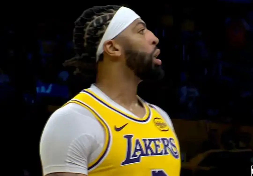 爱游戏-浓眉哥重返赛场，重返赛场首场状态出色，雄鹿观众沸腾！