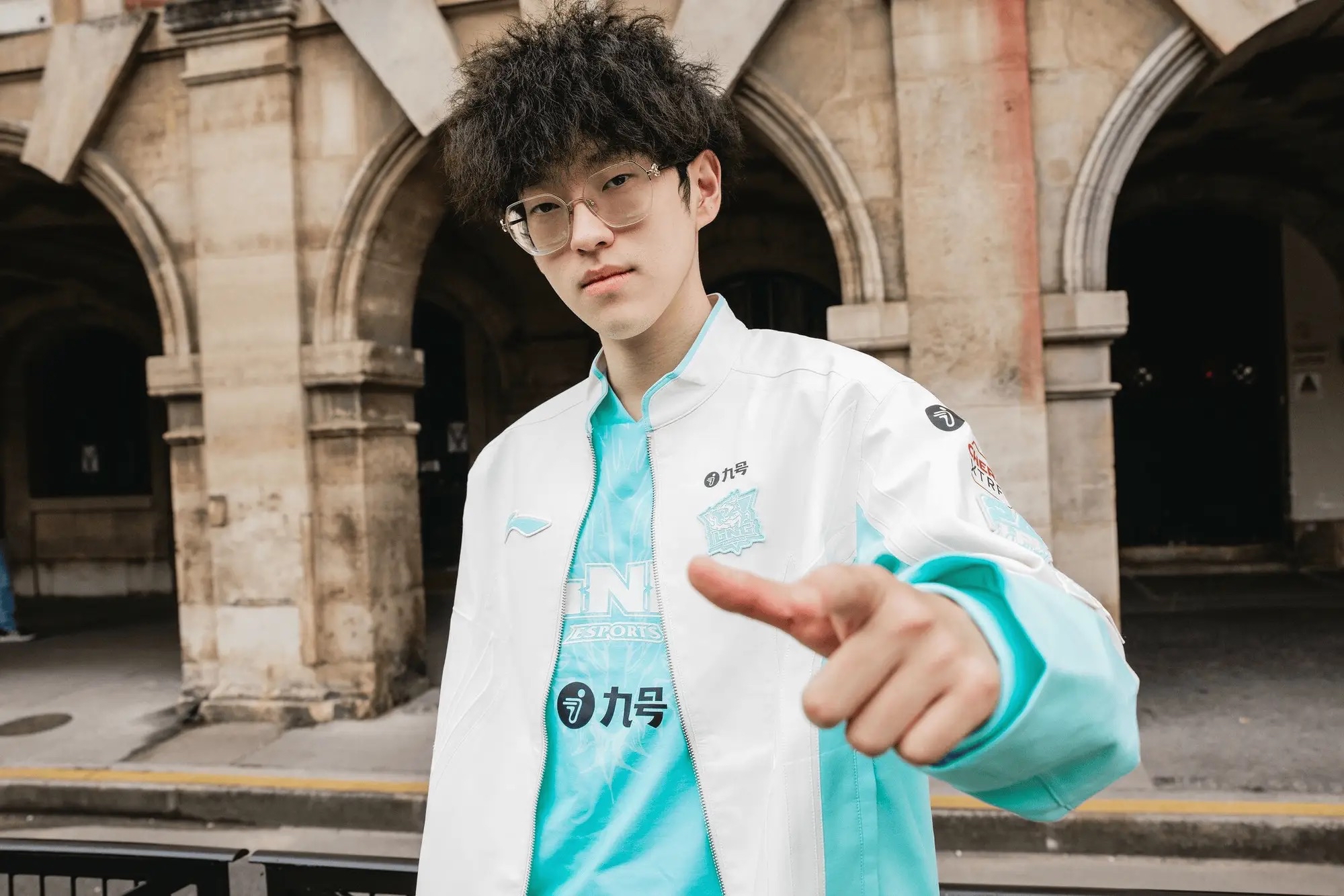 爱游戏-包含Scout回归赛场，高光表现首场状态亮眼，快船观众沸腾！的词条