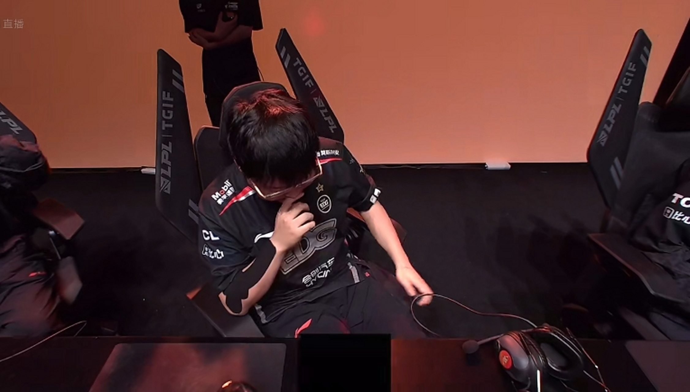 包含Uzi迎来七赛季高光表现，IG球迷沸腾！的词条